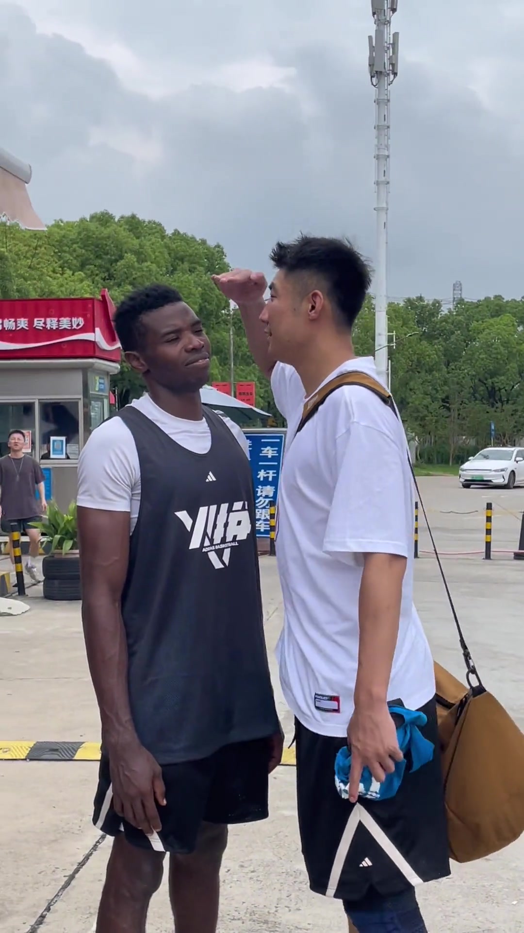 什么是天赋？前CBA球员郭晓鹏对比黑人球员：身高高但臂展短????