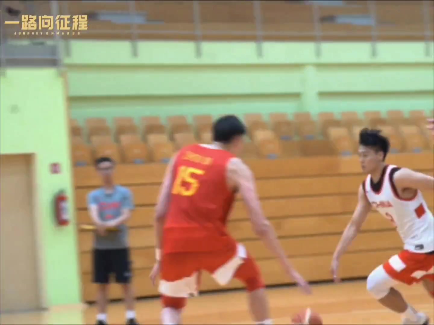 中国男篮队内训练：赵睿突破周琦上篮得分