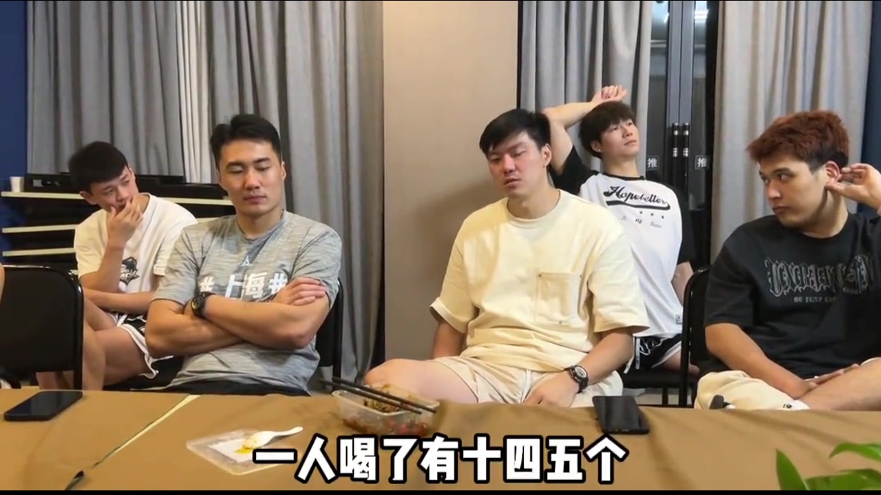董瀚麟：我有一次与周鹏苏伟去喝酒！两人都吐的厉害还装没吐????