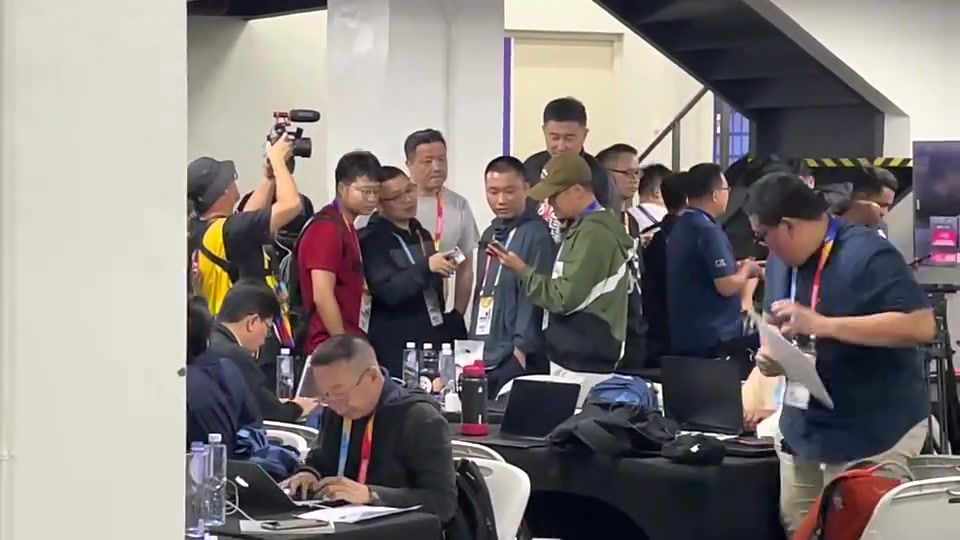 菲律宾赛后，杨毅杨健杜锋等名嘴在媒体间用手机看日本VS芬兰直播