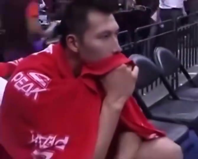 难受！当年中国男篮惨败中国台北，阿联枯坐板凳沉默不语！