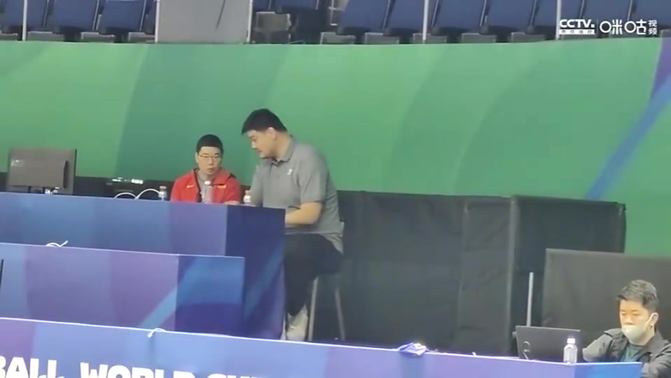 背水一战了！姚明督战中国男篮对阵波多黎各的赛前训练