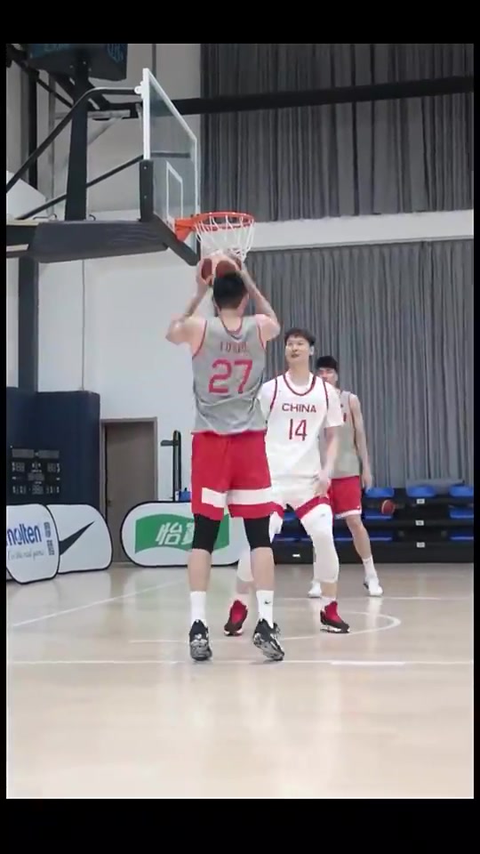 中国男篮训练这是练啥呢？王哲林：你们耍我是吧？????