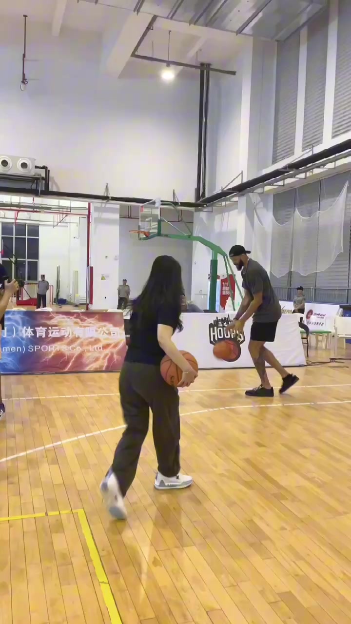 都进不了三分线 还是个airball！麦基中国行 伊琳单防~