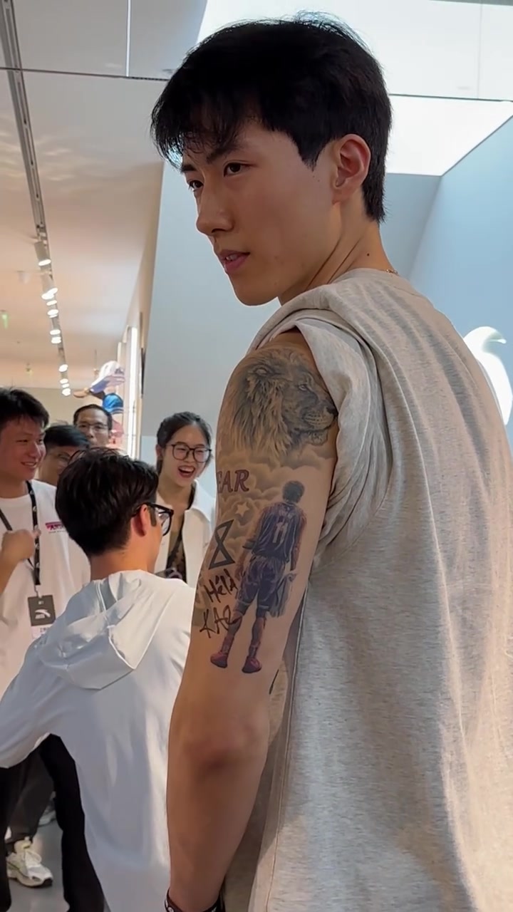 牛逼啊！这位兄弟靠着自己的纹身，喜提欧文的亲笔签名！