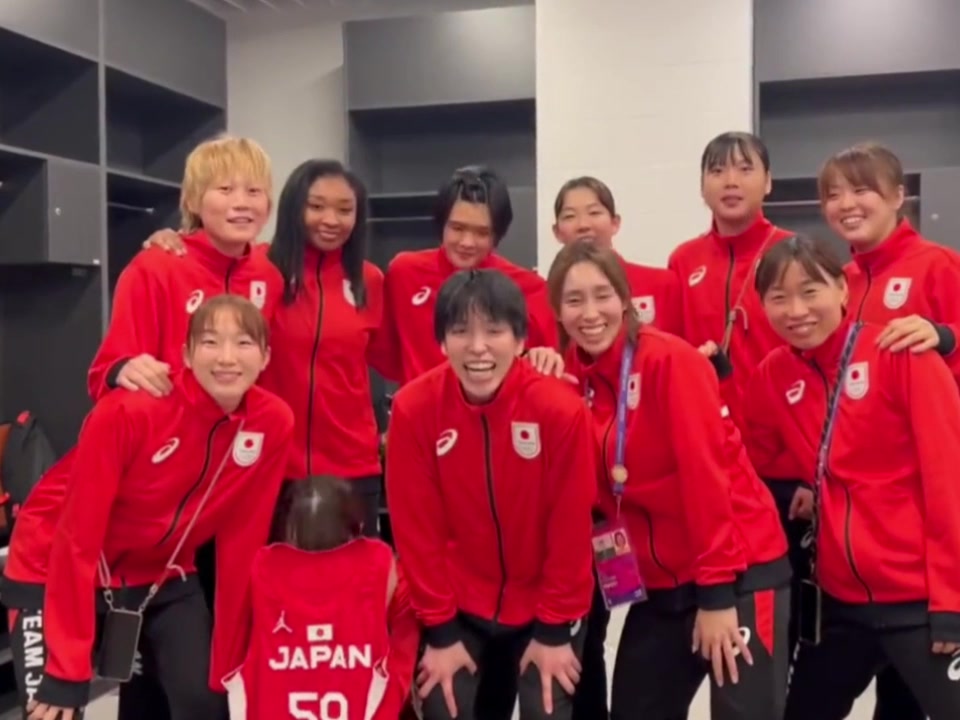 随时喜笑颜开！日本女篮赛后在更衣室集体感谢球迷支持