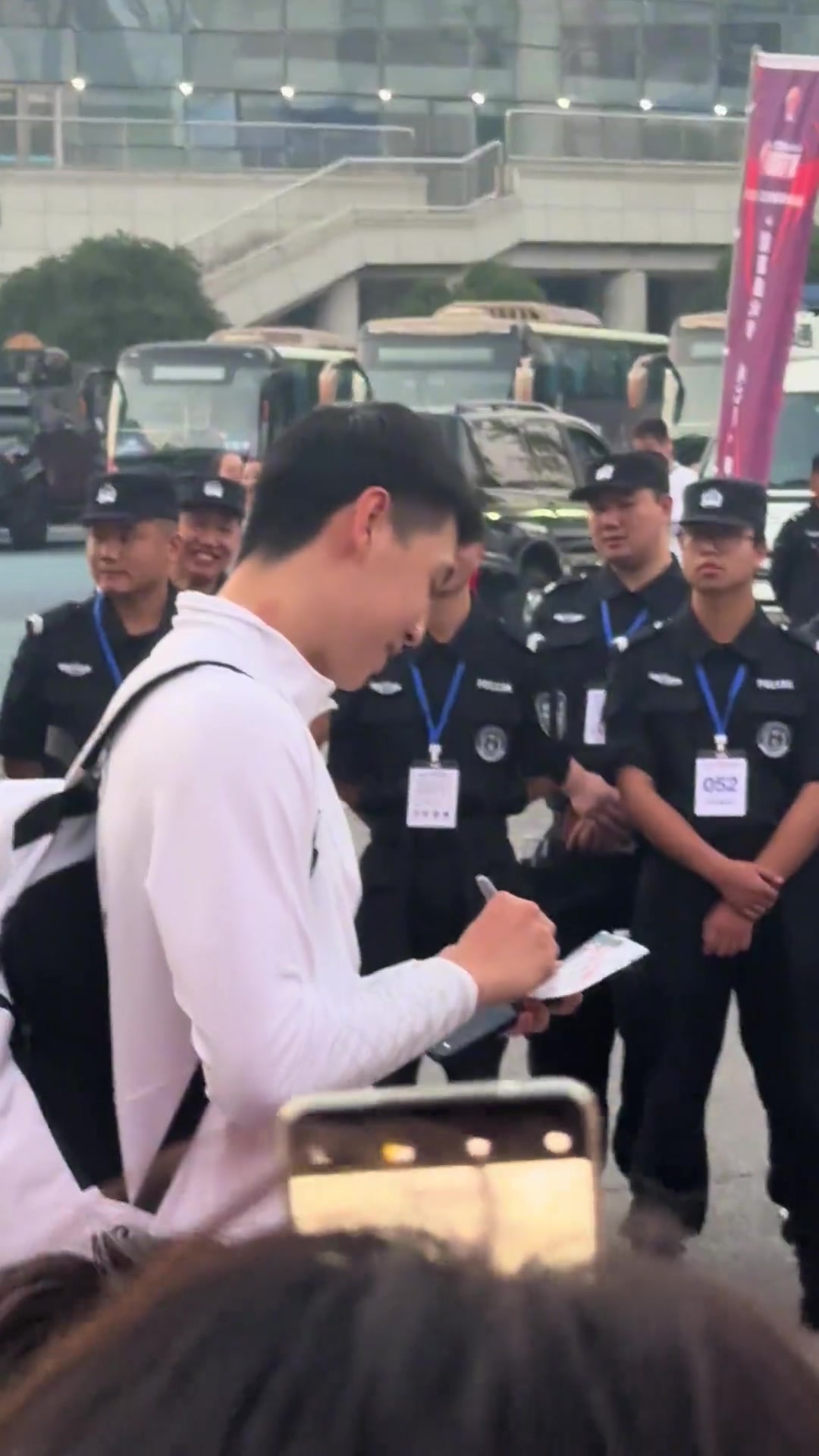 球迷拿胡明轩照片找崔永熙签名 网友：这个赵继伟熟????