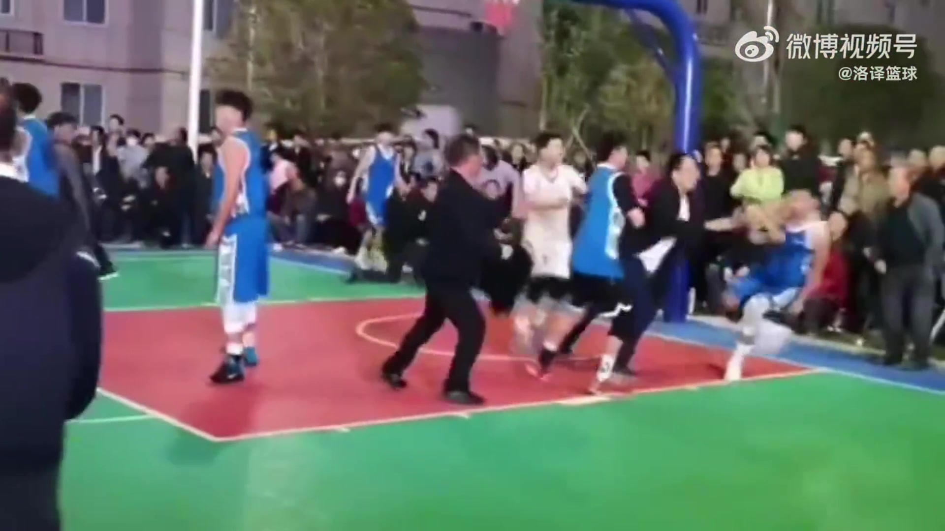 工作人员追着球员打！河南村BA打架事件场边视角，看着太火爆了！