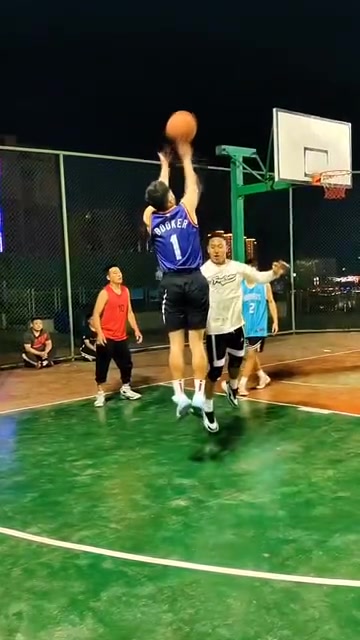 你别说，这哥们打球还真挺像布克的