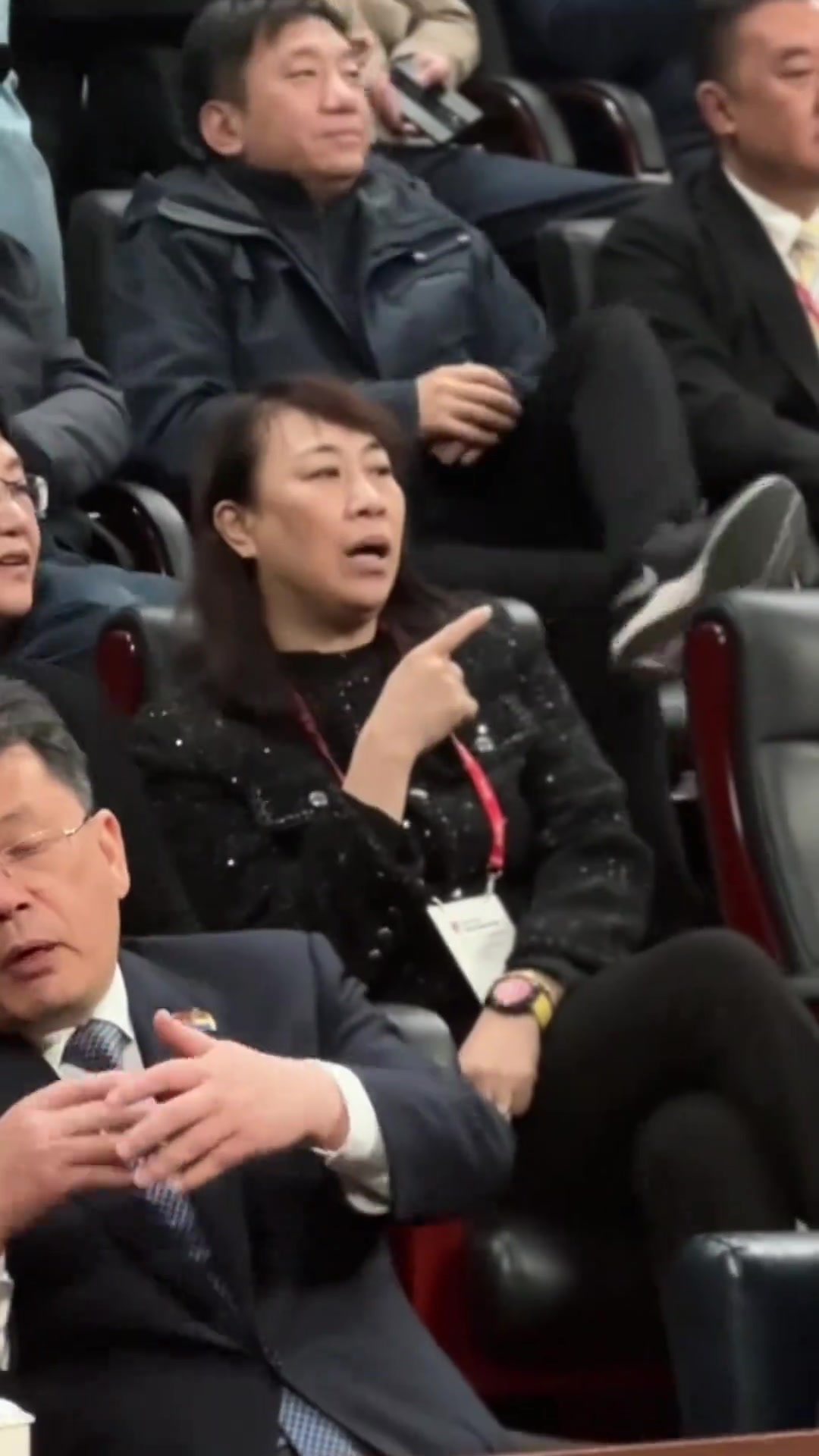 王芳坐镇场边主席台 观战儿子张镇麟比赛