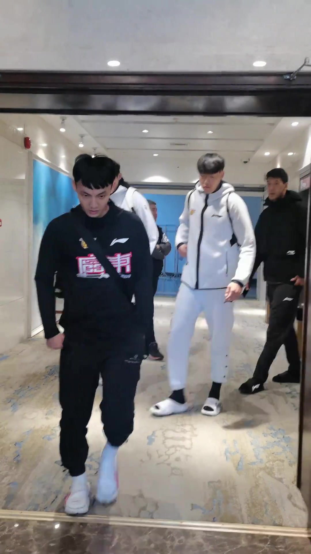 广东跟吉林温差真大！广东队抵达吉林 有球员已穿上羽绒服了????