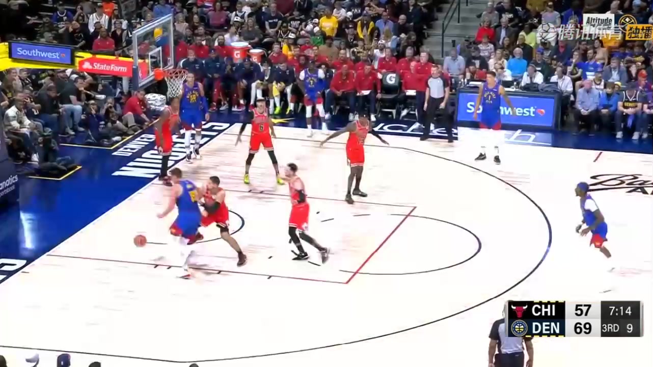 隔这刷篮板呢？????约基奇1v3连续点抢前场板 说他胖吧又很能蹦