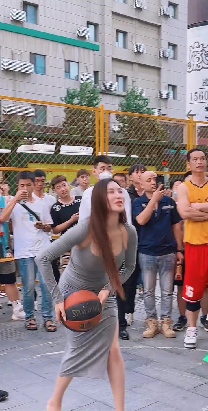 博眼球？美女穿着裙子参加投篮活动 直接不沾筐????