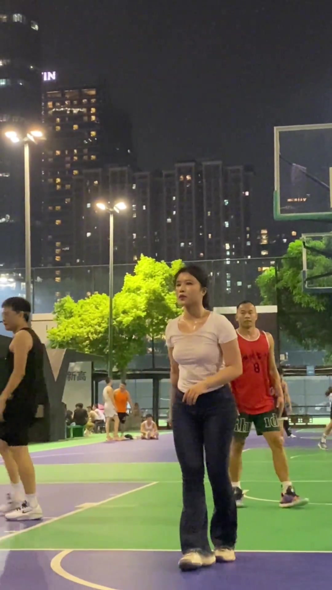 太狠了！小姐姐与一群男生一起打球 小哥直接背打????