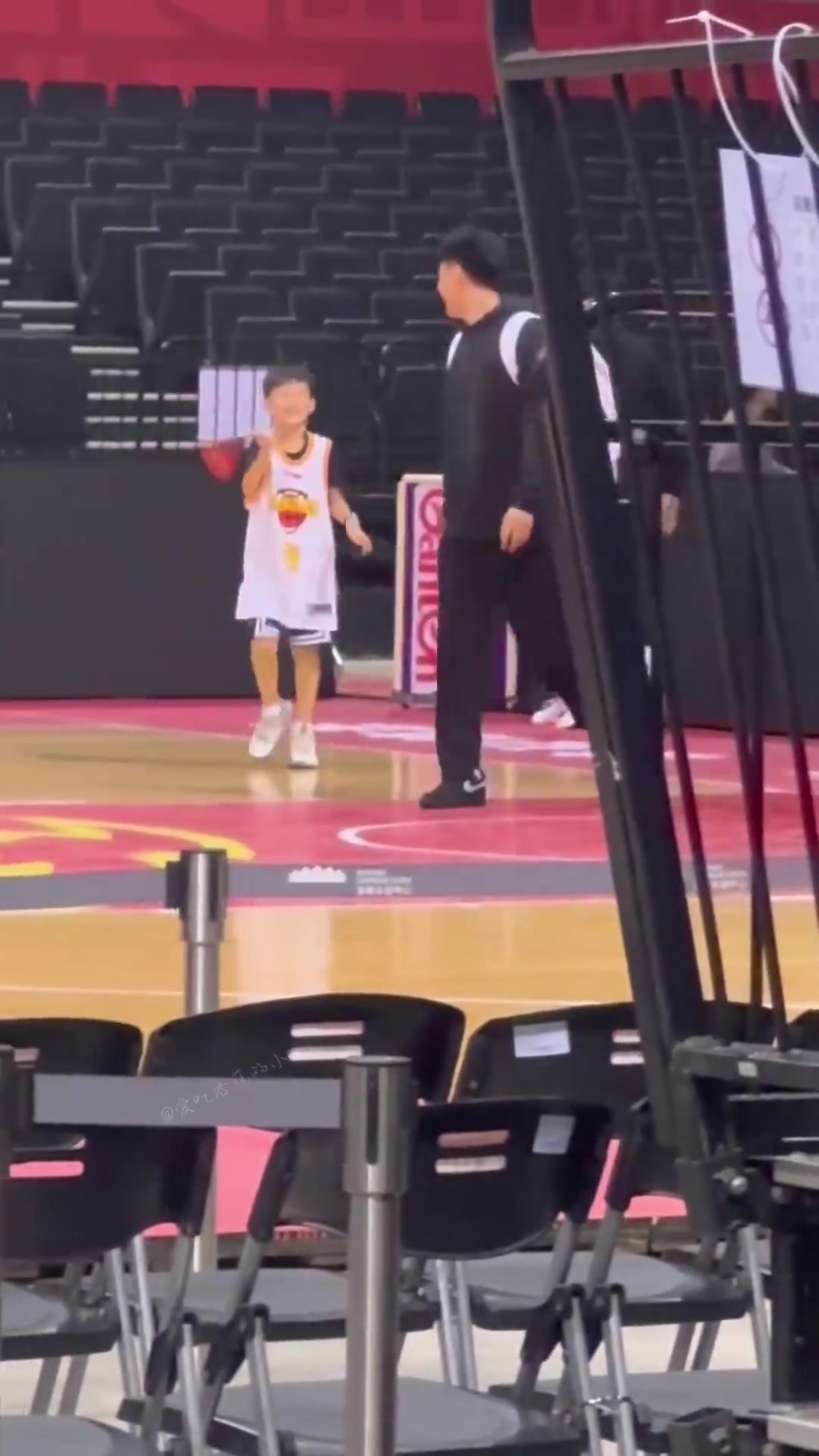 赵睿和周鹏儿子追逐打闹 网友：好久不见的两兄弟????