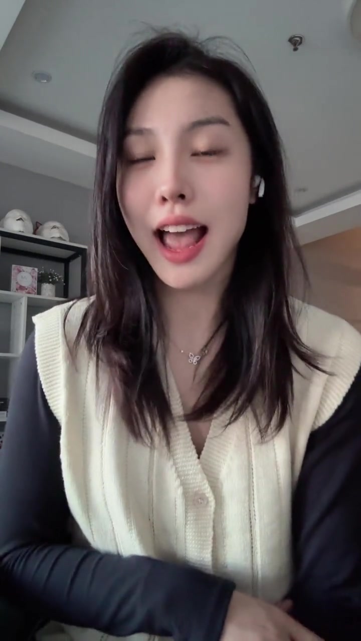 张茹晒搞怪公主手势舞：表情管理失败了????