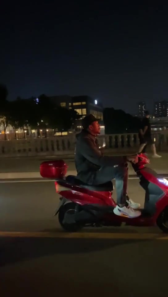 网友偶遇马尚骑电动车 马尚点头回应：what‘s up????