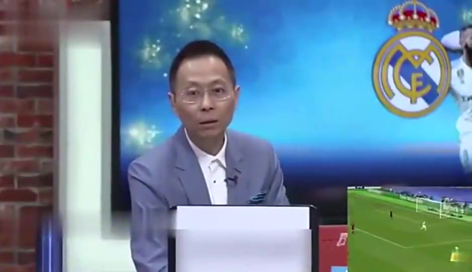 看一次笑一次！卡里乌斯失误丢球后詹俊反应????