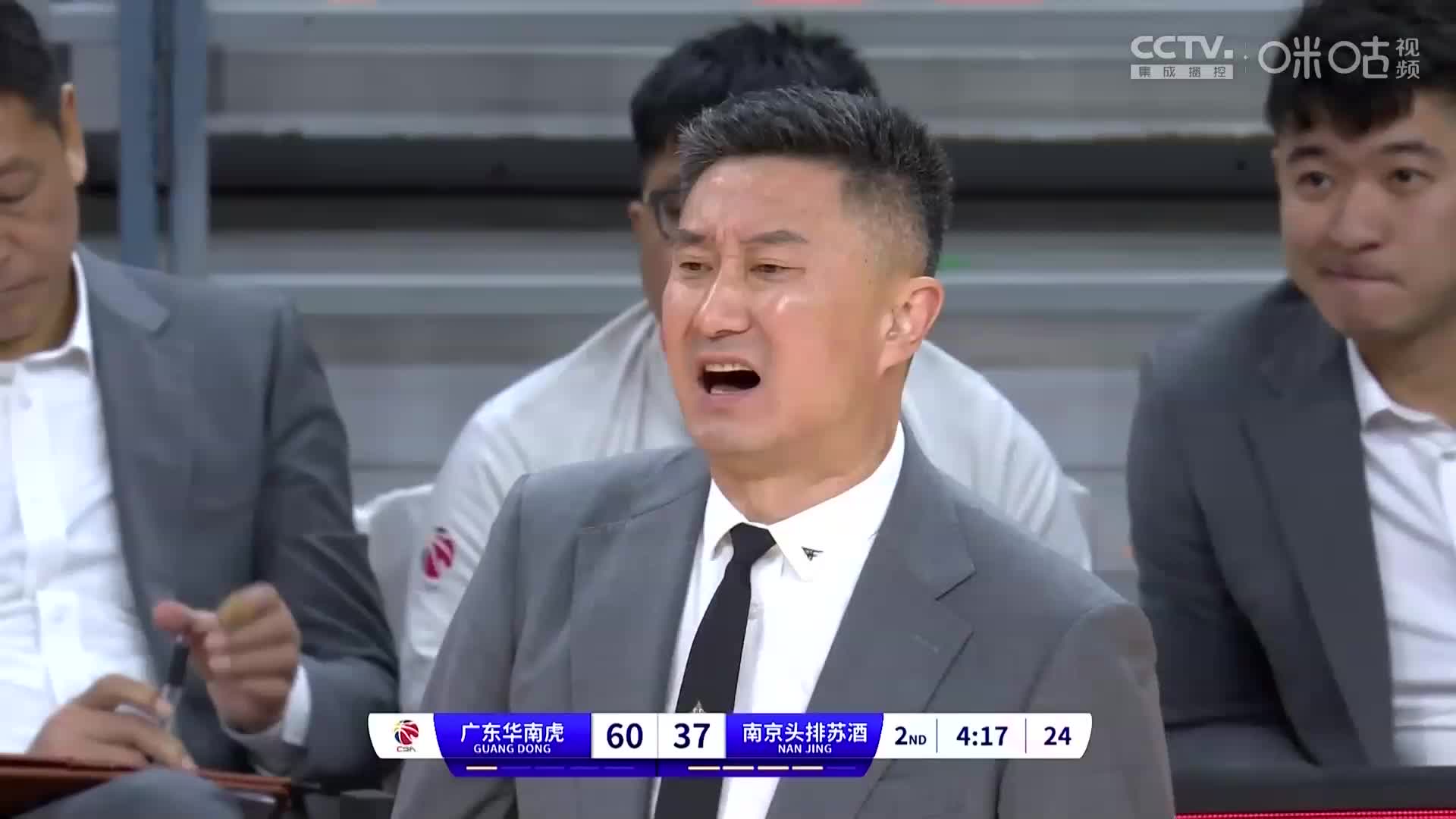 阿日:终于不是说我了！杜锋场边训斥球员 镜头立马切给曾繁日????