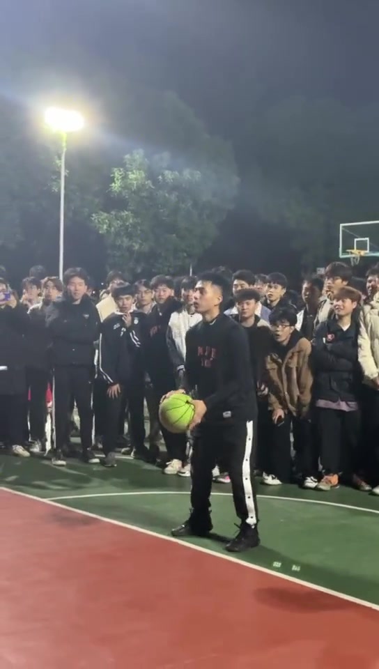 网红军哥后场罚球线超远背投命中 网友：乔丹都做不到????
