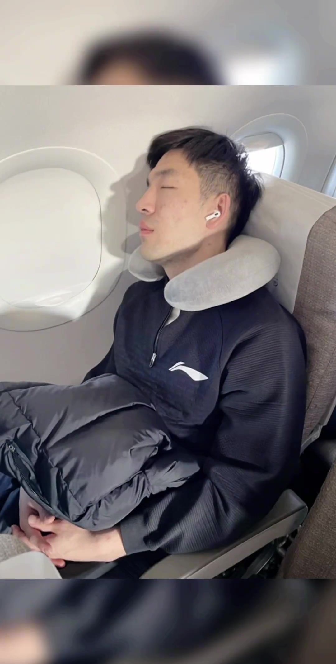 青岛男篮早上5点半赶客场的状态！全队都在飞机上睡觉????