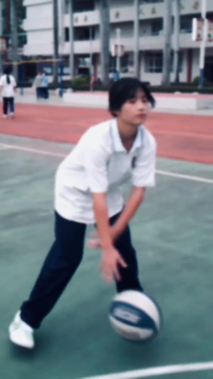 会打篮球的女生也太帅了吧????