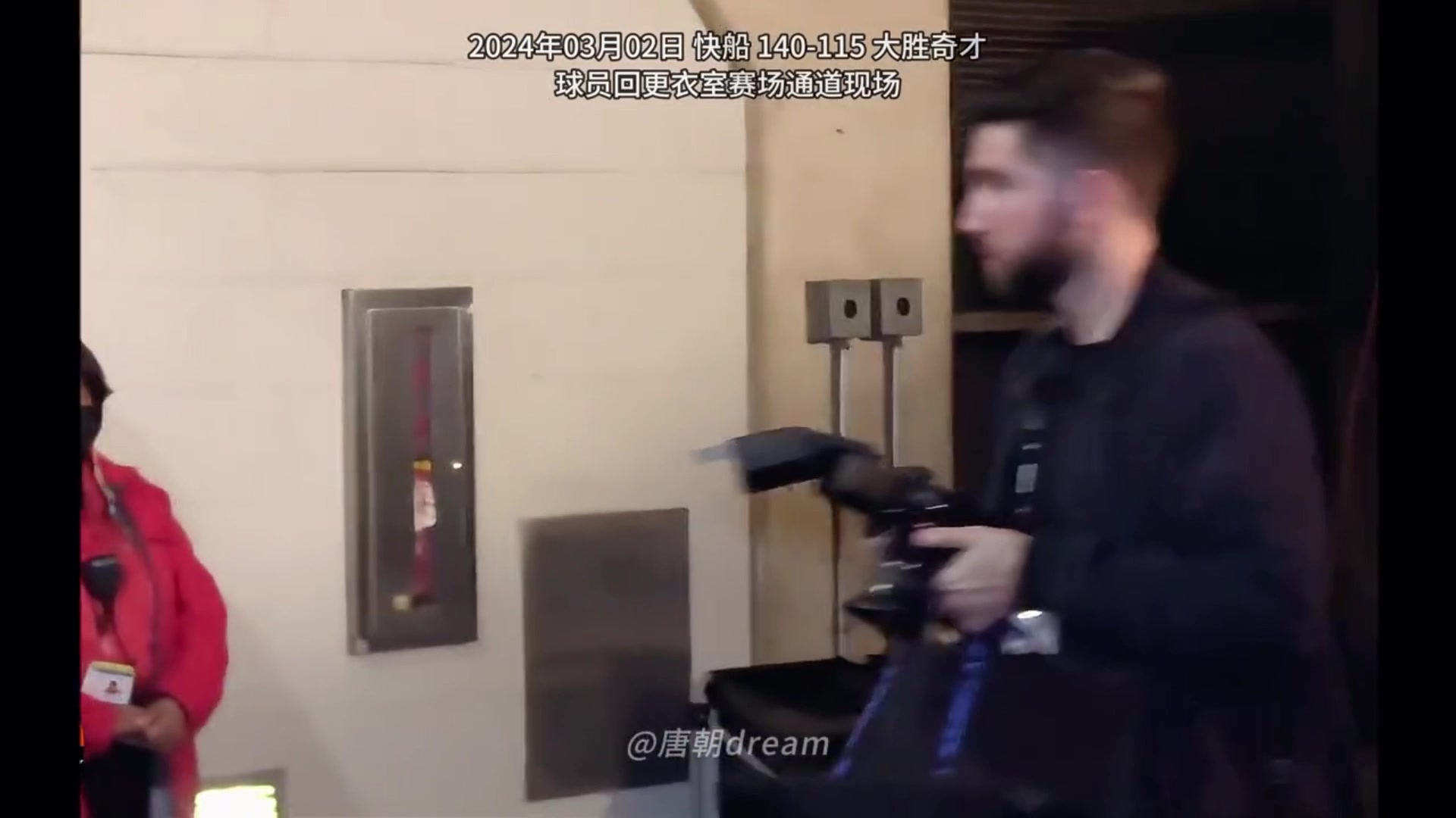 这待遇！快船老板鲍尔默大喊“James”小跑追赶哈登 随后两人拥抱一起