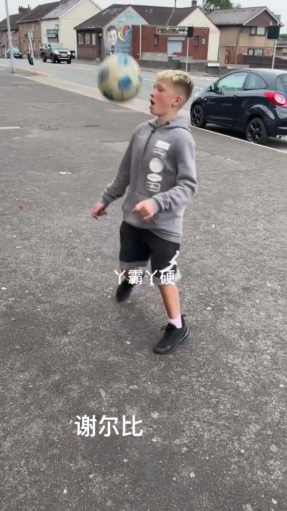 哈哈哈！英国小伙踢足球说福州话????