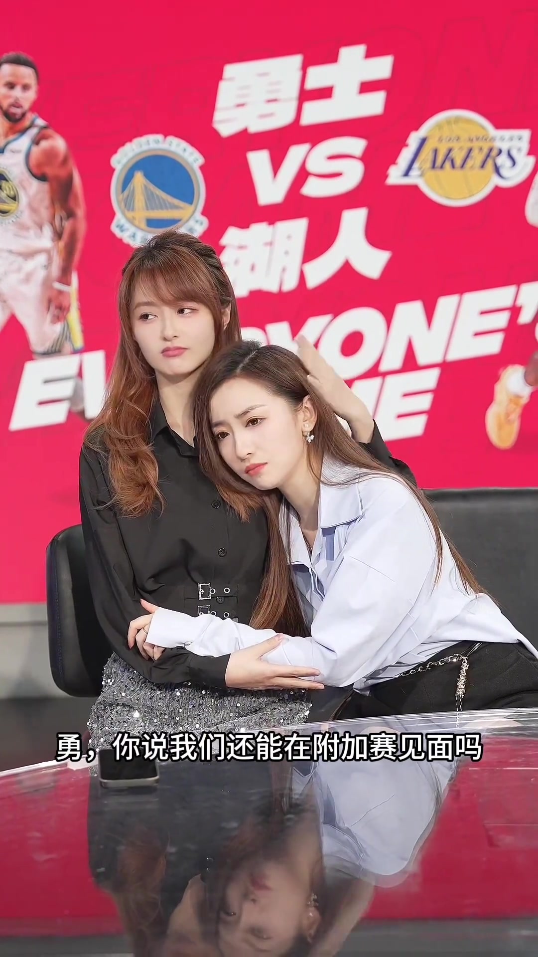 佳依：眉子眼睛伤了，我们的表也坏了，你赔我10万吧！小七：你怎么讹人呢！????