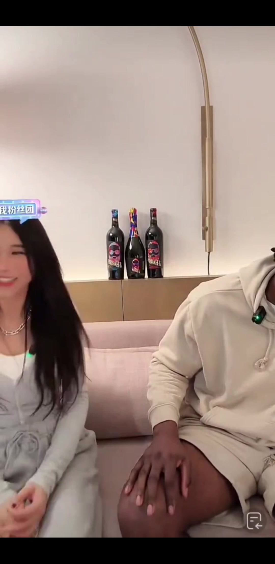 ????哇哦！哈登和美女记者周玲安在洛杉矶一起开直播！两人击掌庆祝