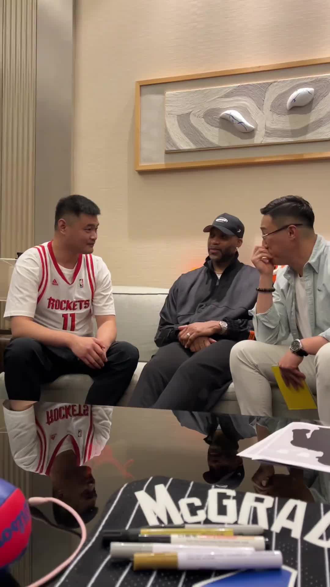 “左手姚明”教麦迪说山东话：这伙计打球不孬????