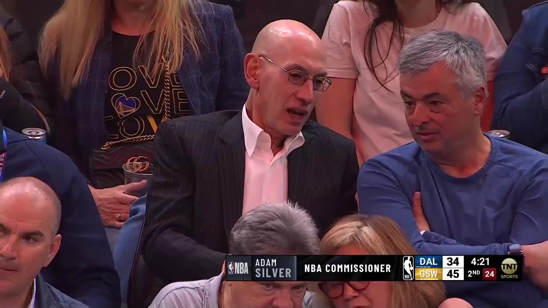 NBA总裁督战！肖华现场观看勇士独行侠的焦点比赛????