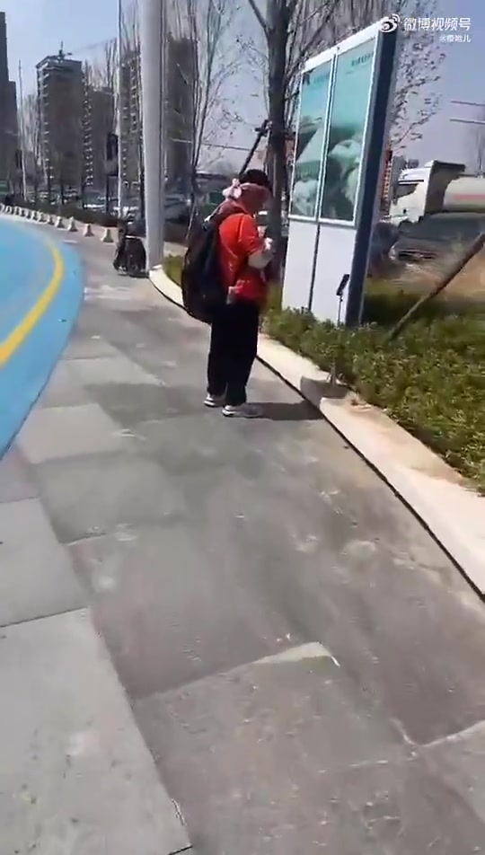 啥情况？泰山球迷被海牛球迷踹了一脚，还被骂脏话
