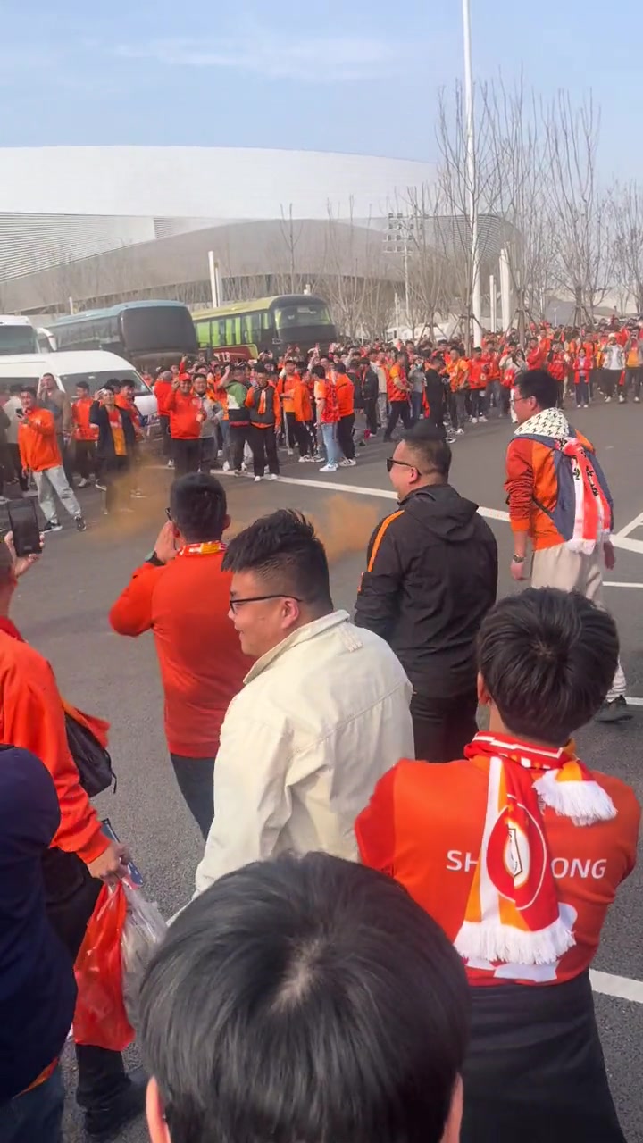 仇恨这么深吗？齐鲁德比赛前，泰山球迷大喊：青岛海牛，倒数第一！