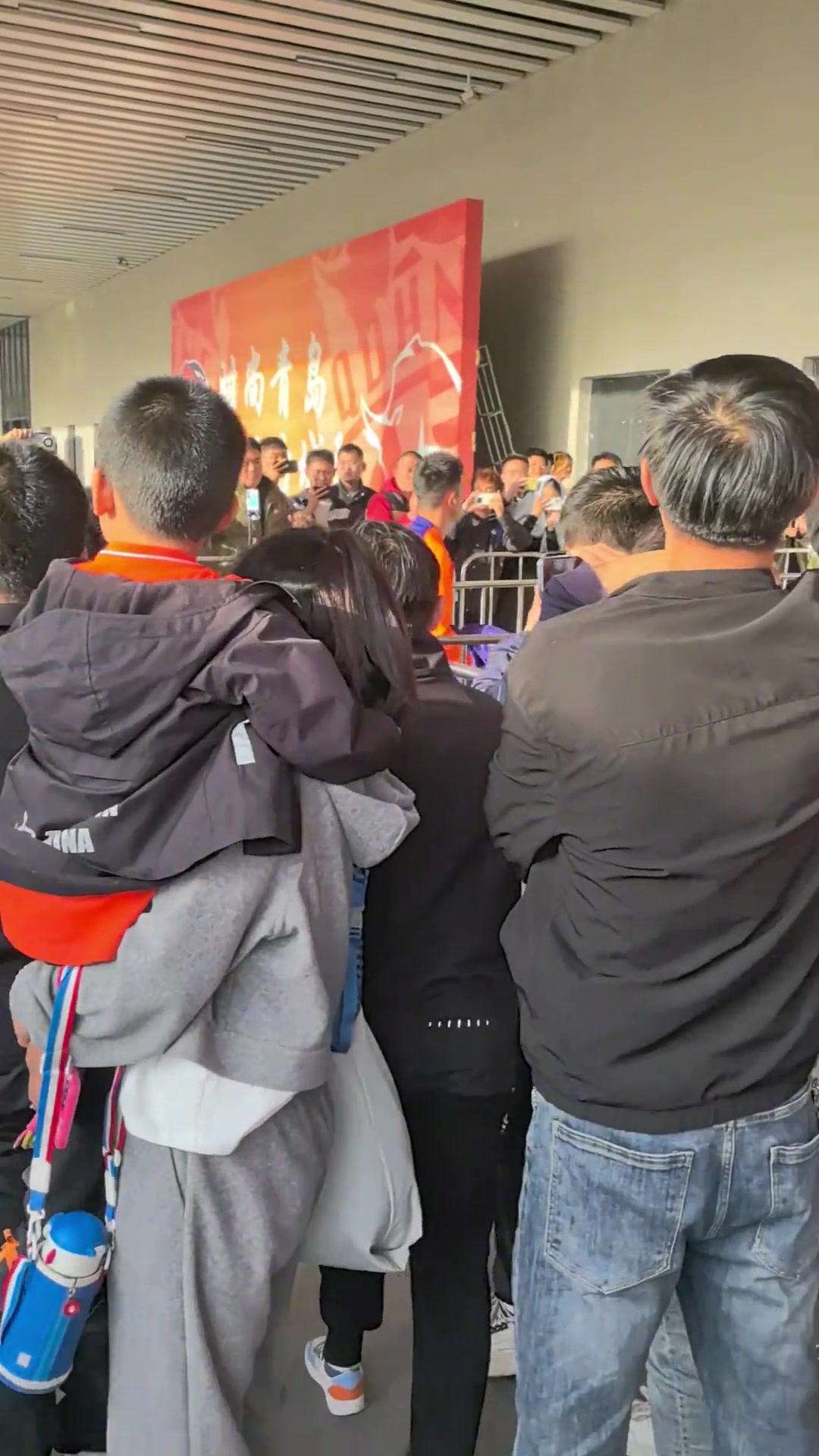 啊这...泰山球员踩场，青岛海牛球迷高喊：假球队！！！????