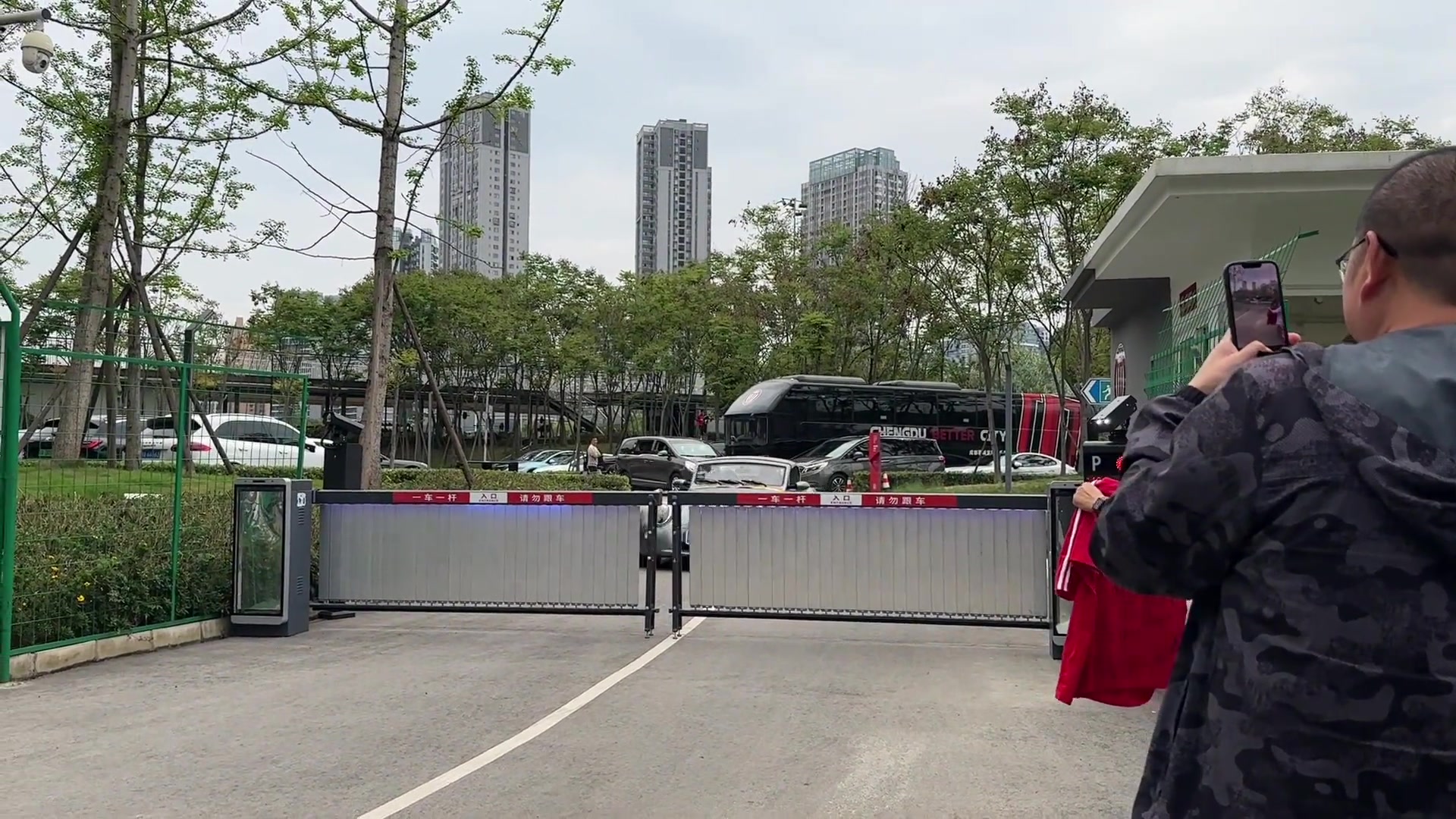豪哥爱车怎么样？韦世豪开着跑车离开训练场