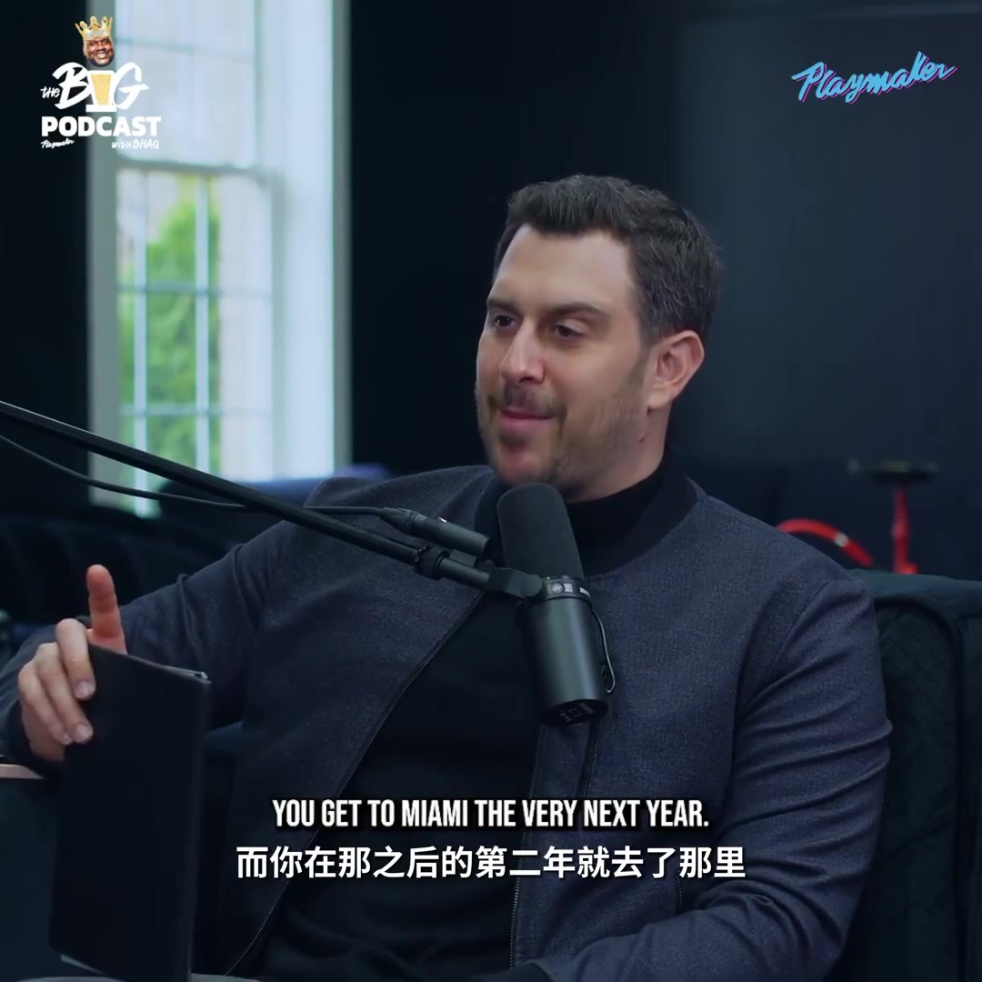 奥尼尔在博客上透露：奥尼尔在更衣室里光着屁股追着赖特打????