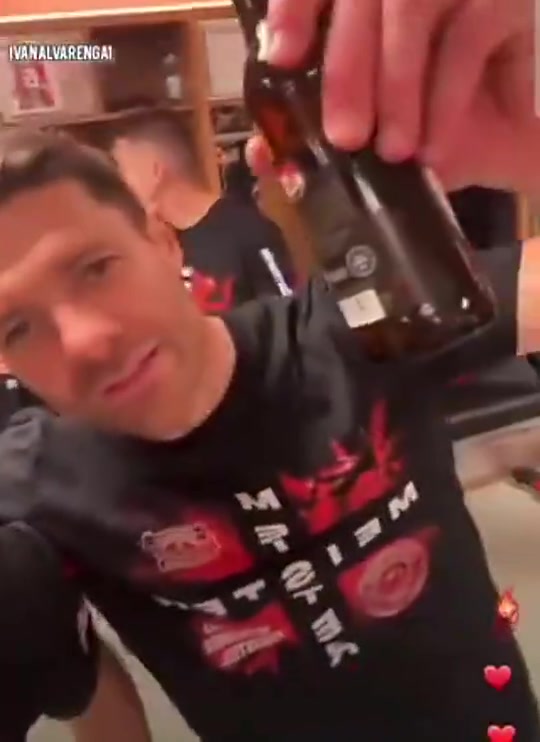 德国传统美德~阿隆索赛后举杯庆祝