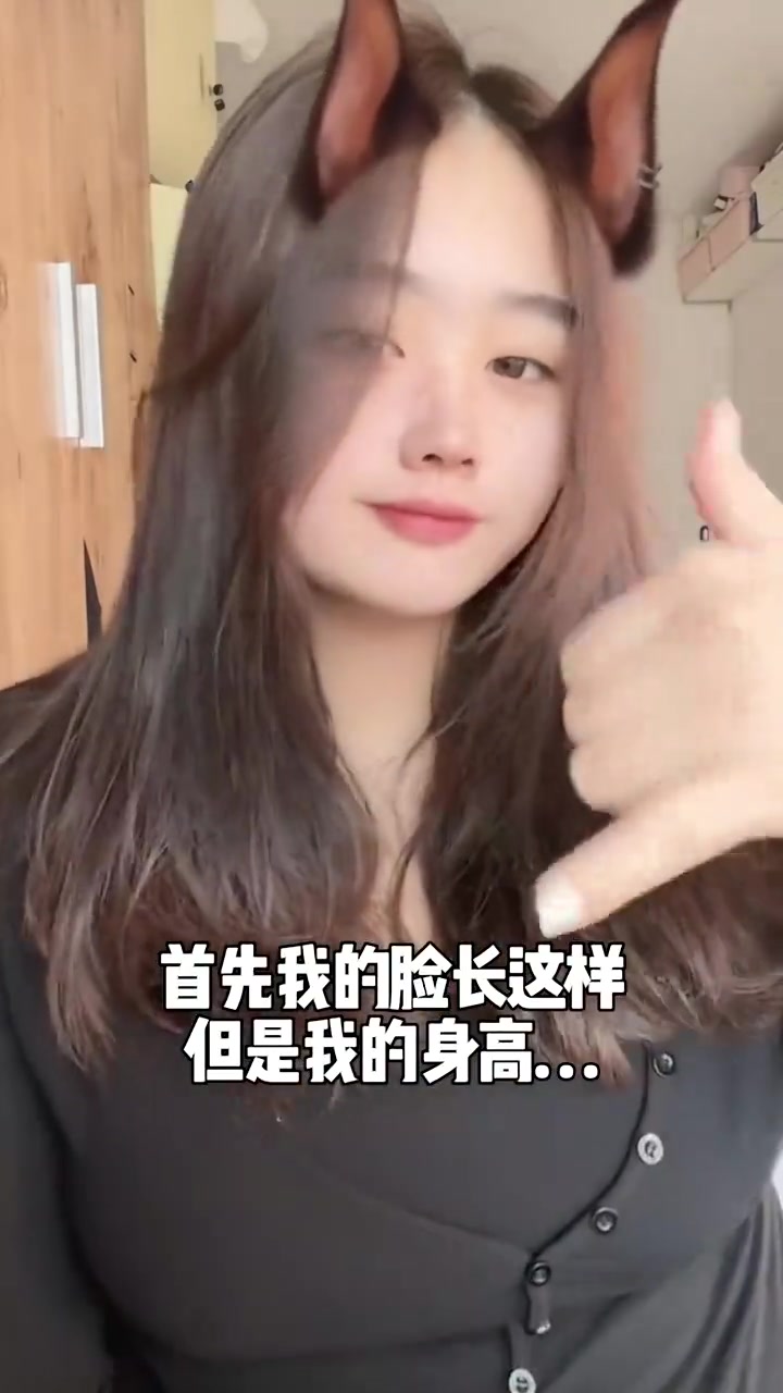 刘禹彤晒日常视频：看起来1米6的脸 却是2米的大宝贝身高