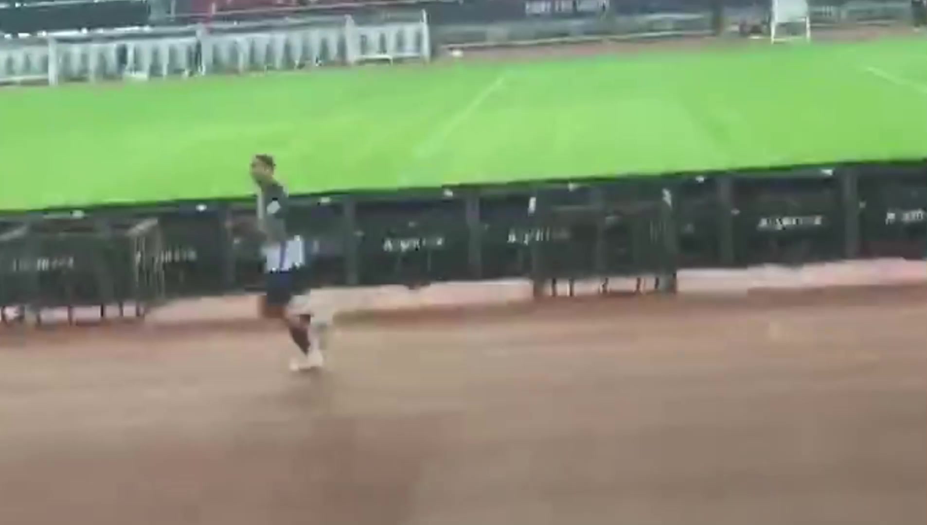 扔水瓶骂小丑????恩里克被场边球迷怒骂