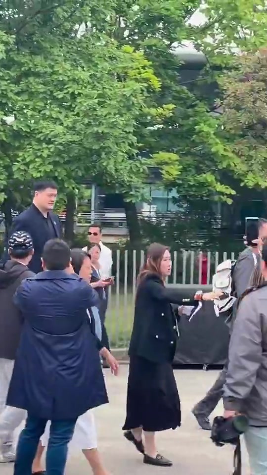 十分显眼！????网友拍到姚明来到F1中国大奖赛现场观看比赛