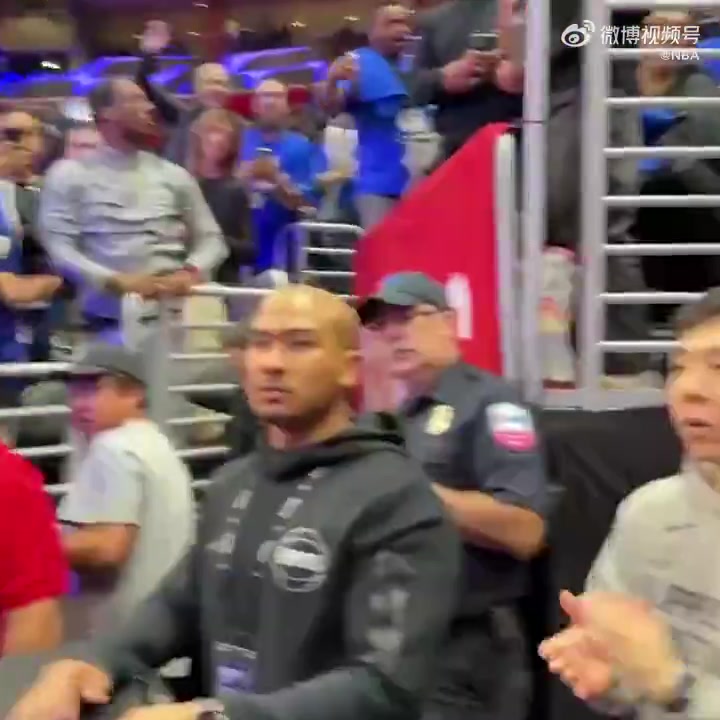 字母：你这么做礼貌么？????哈登赛后拿到比赛用球 但是宠球迷的他扔给向了看台