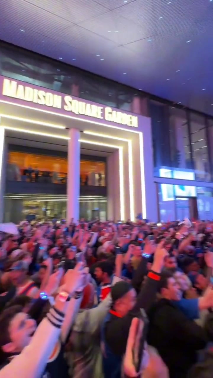 这氛围????！麦迪逊广场外疯狂庆祝的尼克斯球迷~