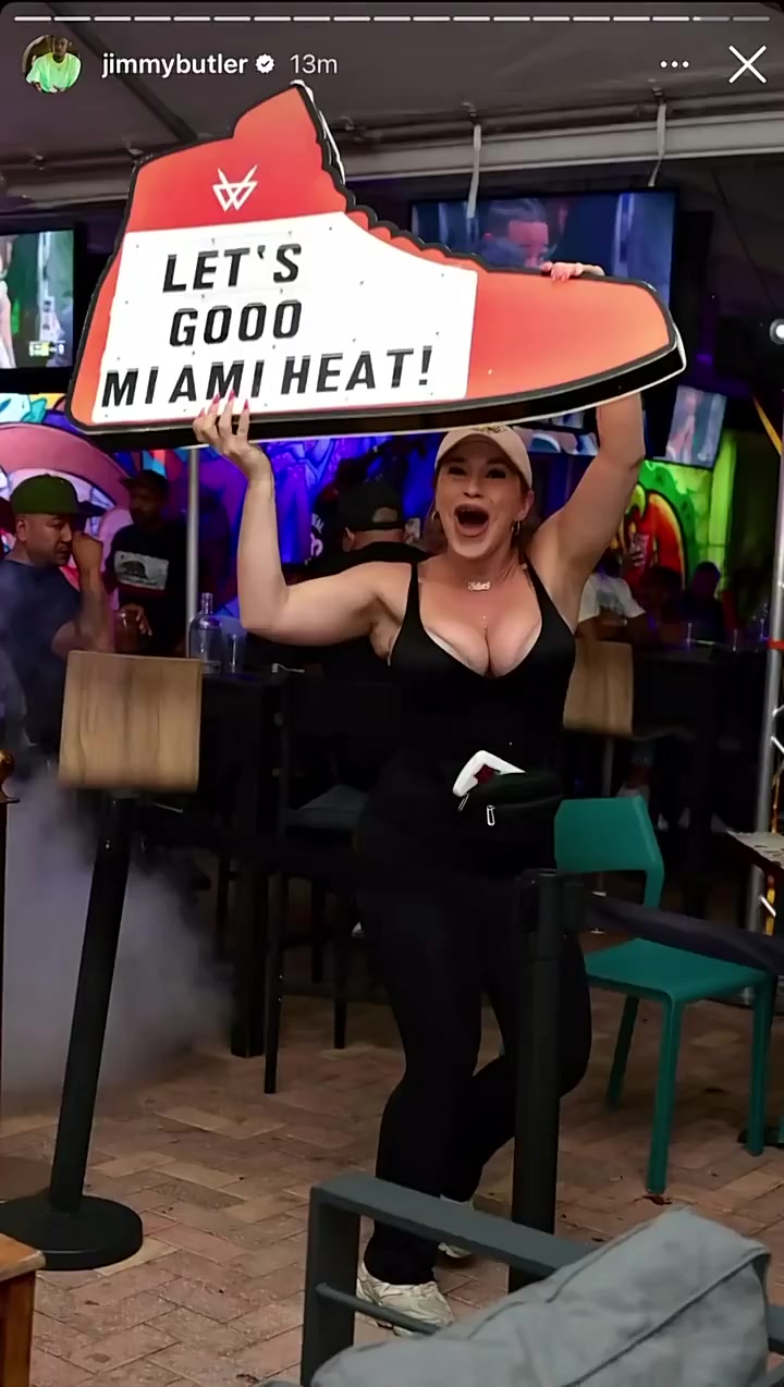气氛真不错啊！巴特勒在迈阿密酒吧观战热凯G2????