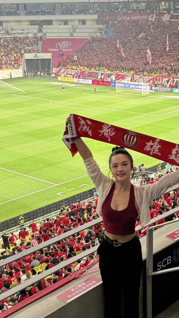 这是VIP包间吗？女球迷现场观战成都蓉城比赛