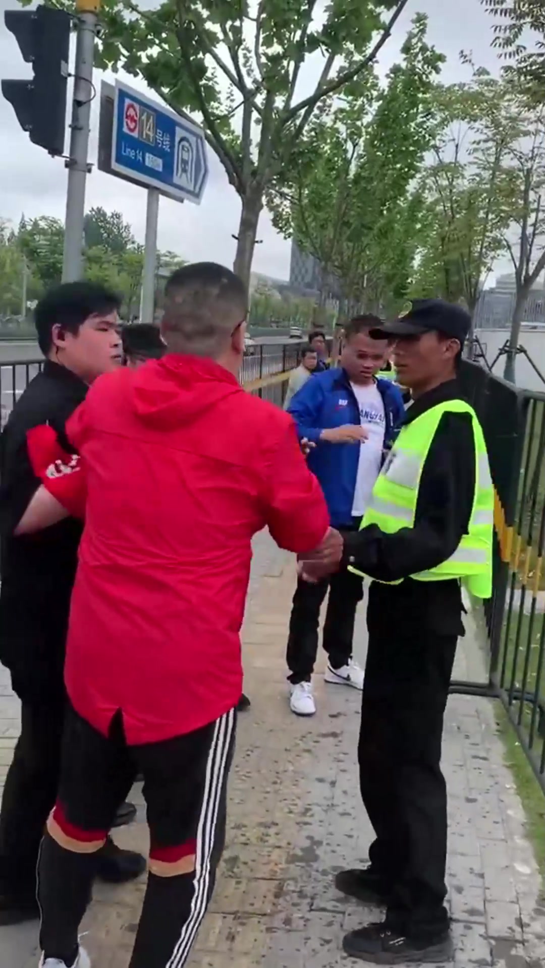 砸水瓶????上海德比场外球迷发生冲突