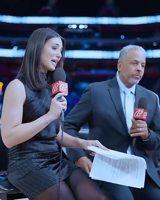 ????这不比比赛好看？黄蜂美女主持人和库里父亲一起亮相NBATV！