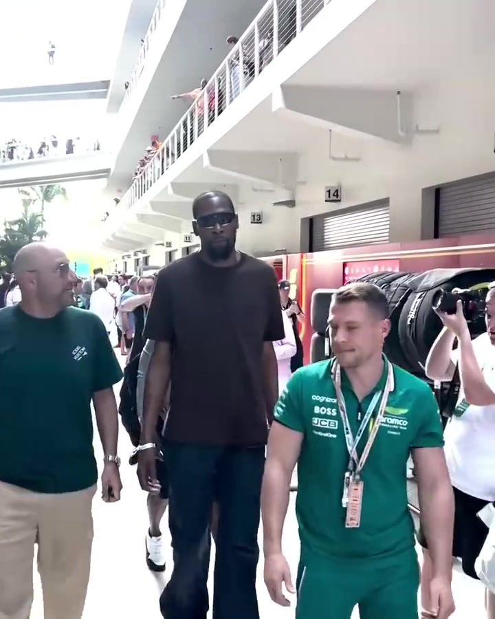 ????杜兰特和巴特勒先后到场观看F1迈阿密站！