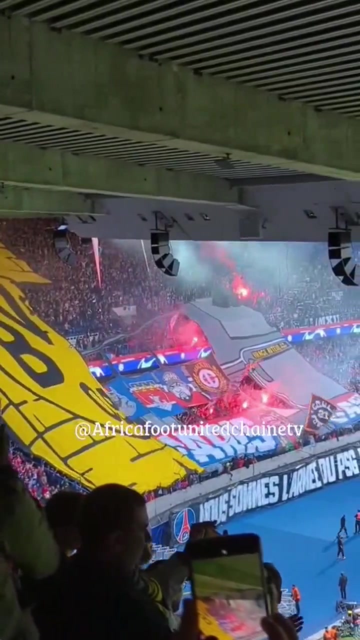 赛前败人品????！巴黎球迷TIFO“撕裂”多特队徽，开出巴黎大巴