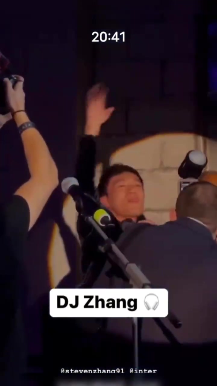 还能接着奏乐接着舞吗？张康阳以前参加意大利聚会画面????